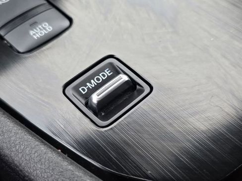 Used 2025 Nissan Rogue SV image 34