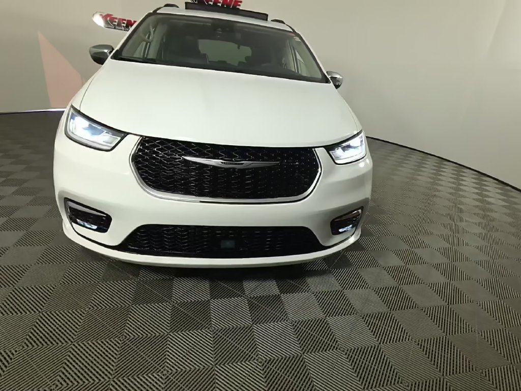 Used 2023 Chrysler Pacifica Limited FWD image 3