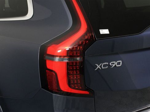 Certified 2025 Volvo XC90 B6 Plus w/ Protection Package Premier image 18