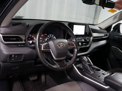 Used 2023 Toyota Highlander LE FWD image 7