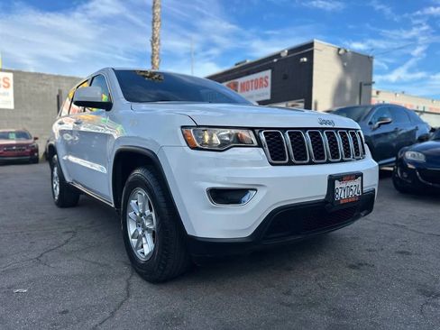 Used 2019 Jeep Grand Cherokee Laredo image 3