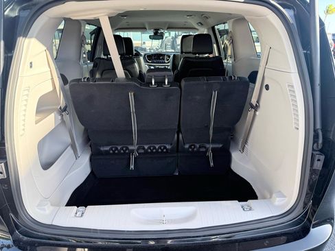 Used 2024 Chrysler Pacifica Touring-L image 9