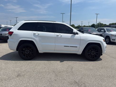 Used 2021 Jeep Grand Cherokee Laredo X AWD/4WD image 4