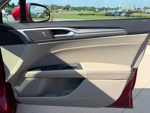 Used 2020 Ford Fusion SE FWD image 23