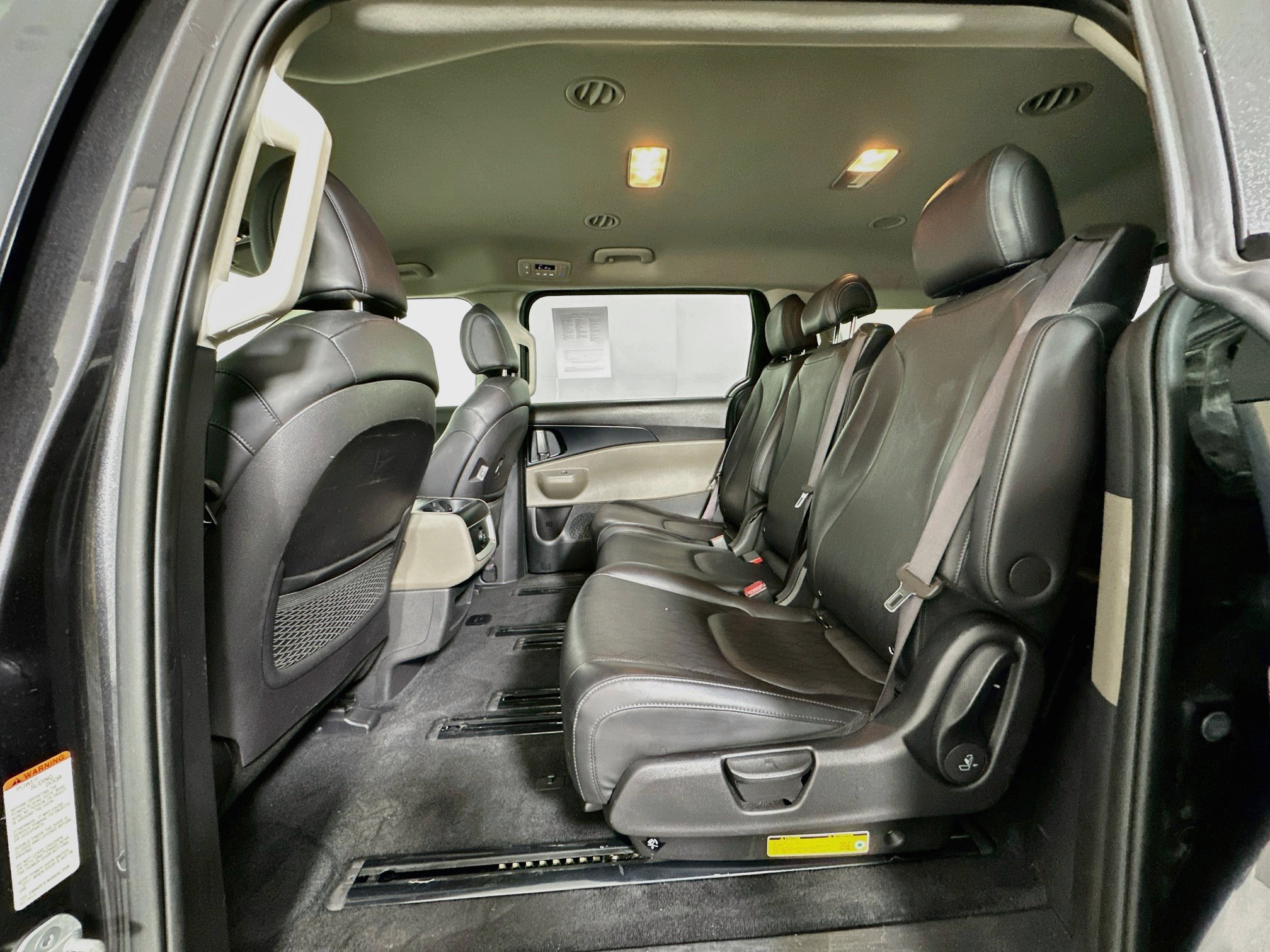 Used 2025 Kia Carnival FWD image 29
