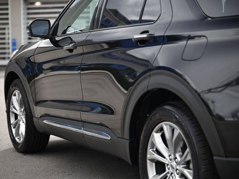 Used 2022 Ford Explorer Limited w/ Equipment Group 301A image 9