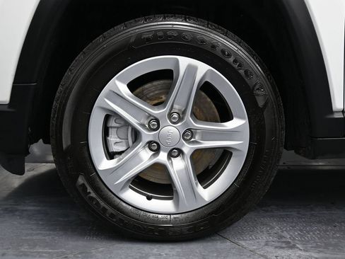 Used 2023 Jeep Compass Latitude image 11