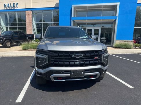 Used 2025 Chevrolet Suburban Z71 AWD/4WD image 2