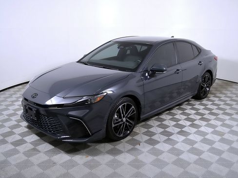 Used 2025 Toyota Camry XSE FWD image 4