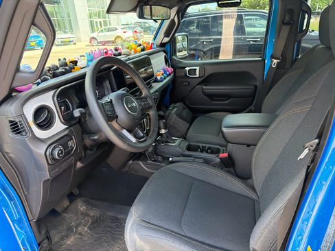 Used 2024 Jeep Gladiator Sport AWD/4WD image 9