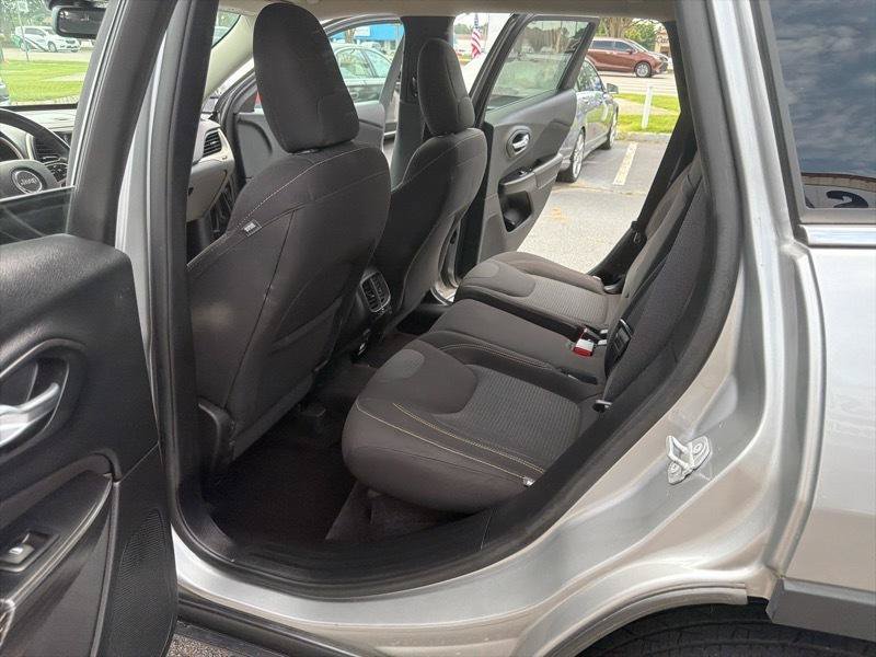 Used 2016 Jeep Cherokee Latitude w/ Safety/Convenience Group AWD/4WD image 14
