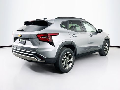 Used 2025 Chevrolet Trax LT w/ LT Convenience Package FWD image 9