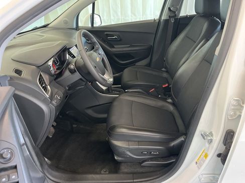 Used 2022 Chevrolet Trax LT w/ LT Convenience Package image 3