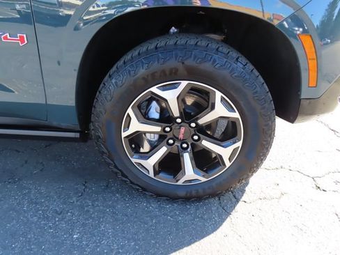 Used 2025 GMC Yukon AT4 w/ AT4 Premium Plus Package AWD/4WD image 10
