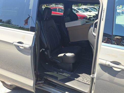 Used 2025 Chrysler Pacifica Select AWD/4WD image 10