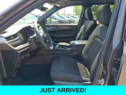Used 2025 Jeep Grand Cherokee Laredo X w/ Luxury Tech Group I AWD/4WD image 14