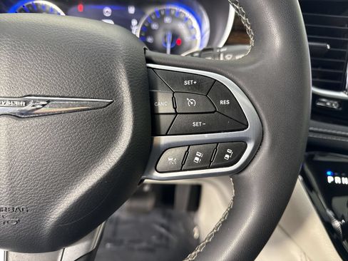 Used 2023 Chrysler Pacifica Limited FWD image 13