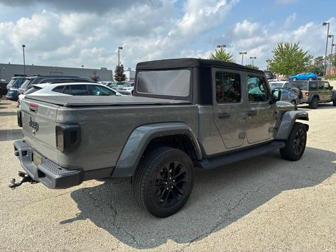 Used 2022 Jeep Gladiator Sport AWD/4WD image 3