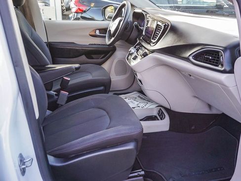 Used 2017 Chrysler Pacifica Touring w/ Tire & Wheel Group FWD image 13