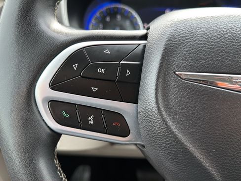 Used 2023 Chrysler Pacifica Touring-L FWD image 17