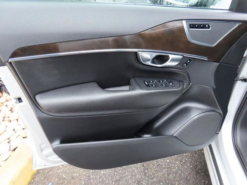 Used 2018 Volvo XC90 T6 Momentum w/ Convenience Package image 9