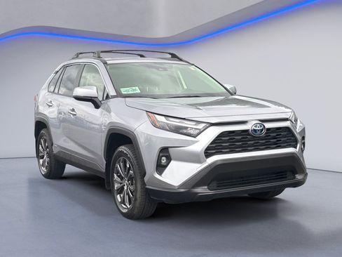 Used 2023 Toyota RAV4 XLE Premium image 8