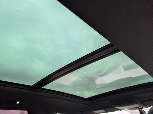 Used 2020 Volkswagen Atlas Cross Sport SE w/ Panoramic Sunroof Package image 15