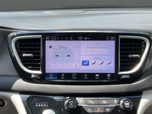 Used 2024 Chrysler Pacifica Touring-L FWD image 22