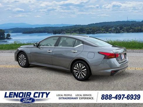 Used 2024 Nissan Altima 2.5 SV FWD image 5