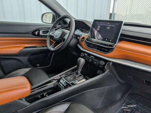 Used 2024 Jeep Compass Limited image 31