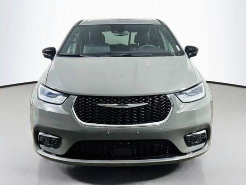 Used 2025 Chrysler Pacifica Select FWD image 2