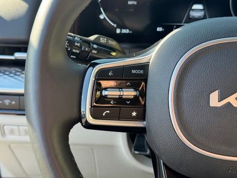 Certified 2023 Kia Carnival SX Prestige FWD image 32