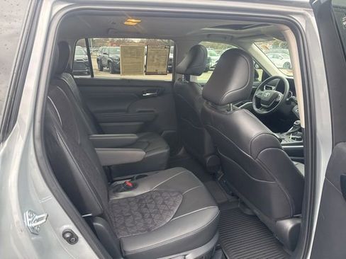 Used 2025 Toyota Highlander XLE image 24