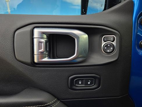 Used 2023 Jeep Gladiator Overland w/ Cold Weather Group image 12