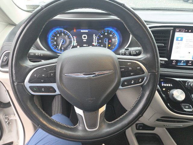 Used 2022 Chrysler Pacifica Touring-L w/ Uconnect Theater Family Group AWD/4WD image 3