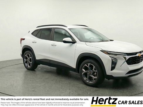 Used 2025 Chevrolet Trax LT image 1