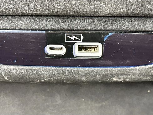 Used 2023 Chrysler Pacifica Touring-L image 24