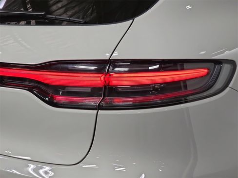 Certified 2025 Porsche Macan image 30