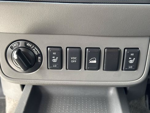 Used 2011 Nissan Frontier SL AWD/4WD image 19