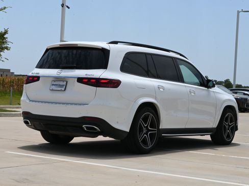 Used 2024 Mercedes-Benz GLS 450 4MATIC image 9