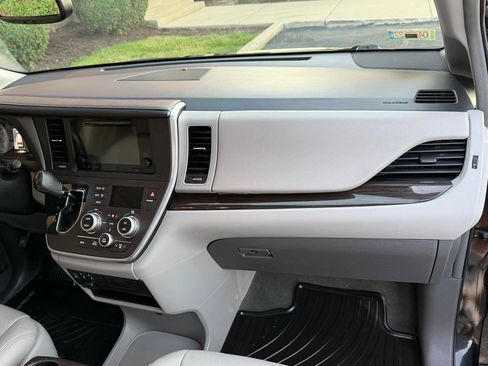 Used 2017 Toyota Sienna XLE w/ XLE Navigation Package FWD image 39
