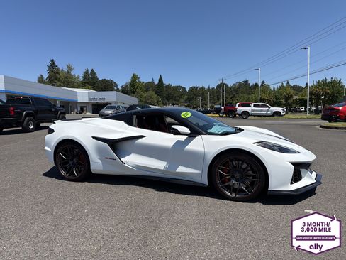 Used 2025 Chevrolet Corvette Z06 RWD image 6