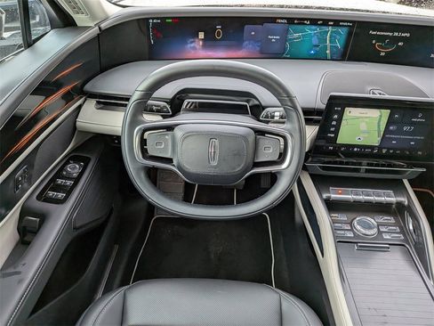 Used 2025 Lincoln Nautilus Premier image 17