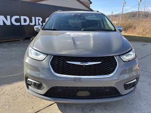 Used 2022 Chrysler Pacifica Limited image 2