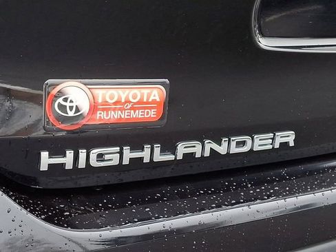 Used 2024 Toyota Highlander LE image 29