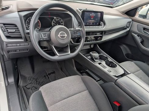 Used 2023 Nissan Rogue SV image 4