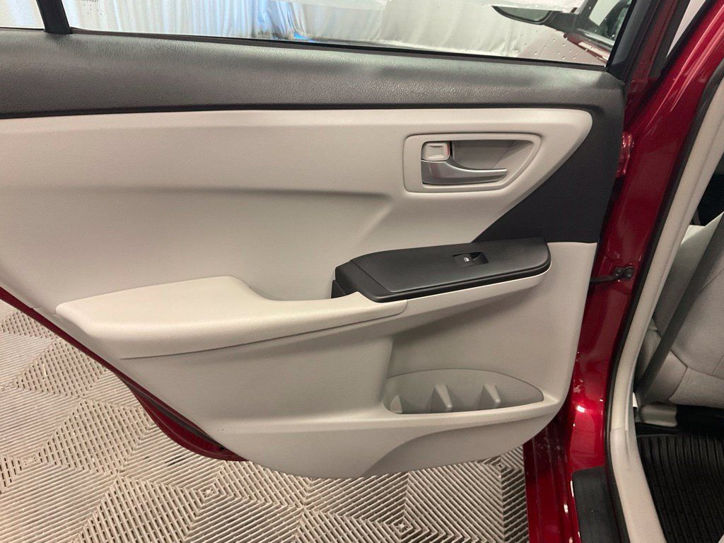 Used 2016 Toyota Camry LE FWD image 29