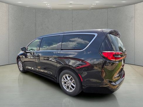 Used 2024 Chrysler Pacifica Touring-L FWD image 6