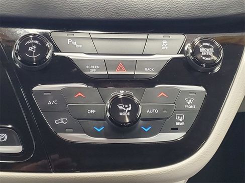 Used 2017 Chrysler Pacifica Touring-L image 23