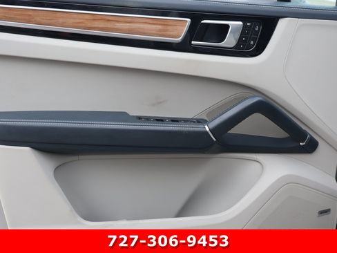 Used 2022 Porsche Cayenne AWD/4WD image 13